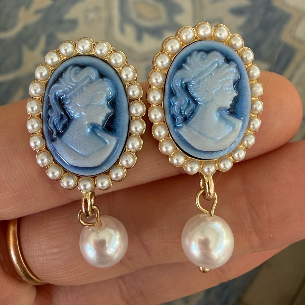 Vintage Blue Cameo Pearl Earrings - Picture 4 of 4